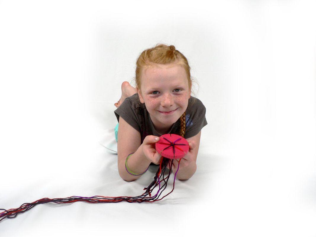 Holzspielzeug &ndash; tolle Kn&uuml;pfscheibe aus Buchenholz naturfarben &ndash; BxHxT 8 x 1 x 8 cm