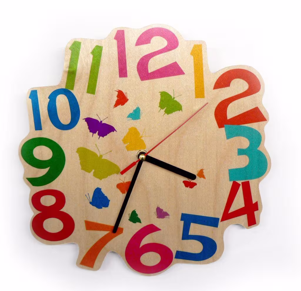 Wanduhr mit Schmetterlings-Motiv und buntem Holzifferblatt von Hess Holz Spielzeug, 24,5 cm, mit
