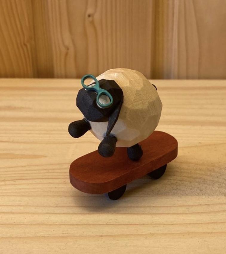 Miniaturfigur &ndash; detailreich geschnitztes Schaf Gustav auf Skateboard, naturbelassen &ndash; BxHxT = 2 x 3,5 x 1 cm