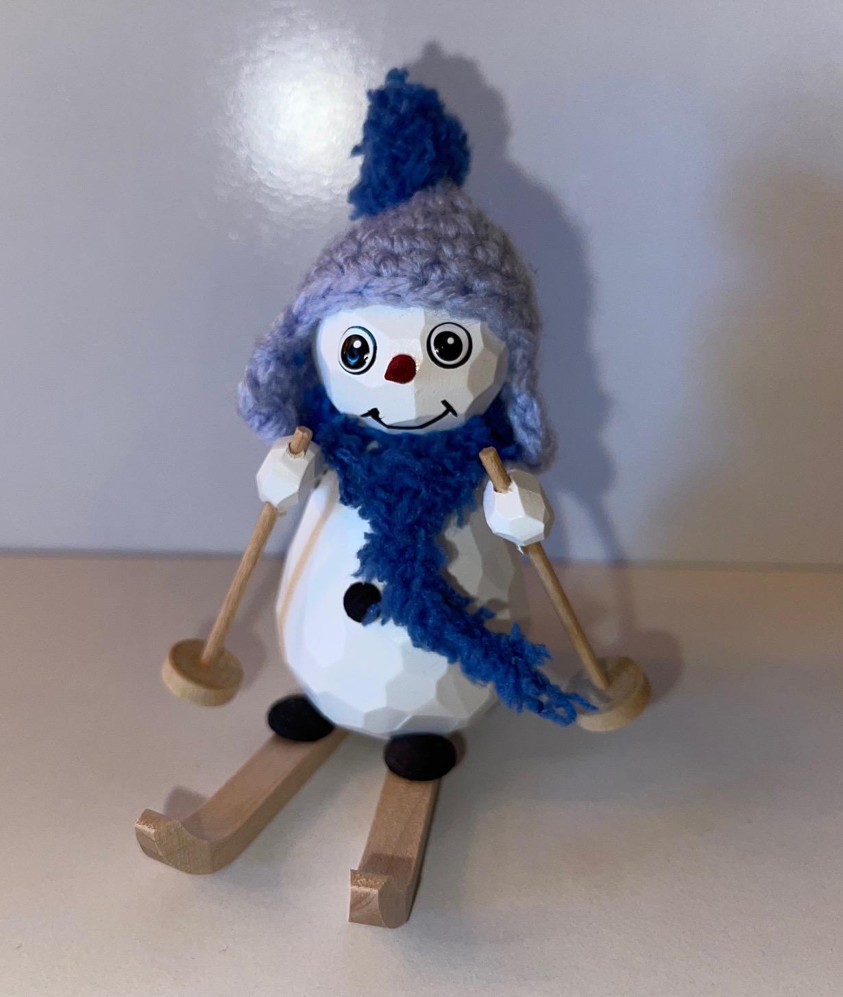 Schneemann &ndash; detailreicher Frostie Alex auf Ski mit rotem Schal, handbemalt &ndash; H = 8 cm