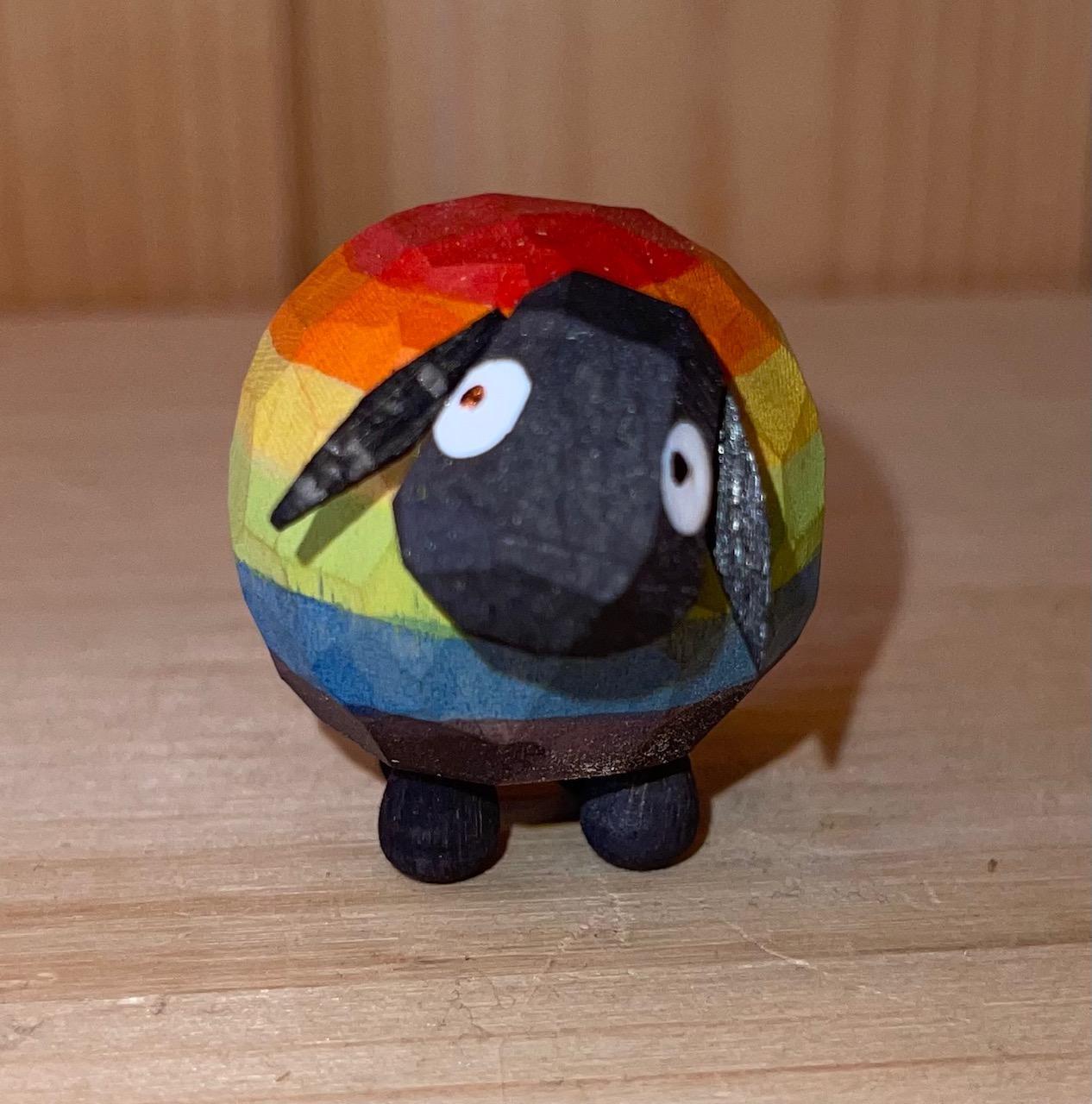 Holzfigur &ndash; fr&ouml;hliches Regenbogenschaf mit buntem Wollumhang, detailverliebt geschnitzt &ndash; H = 5 cm