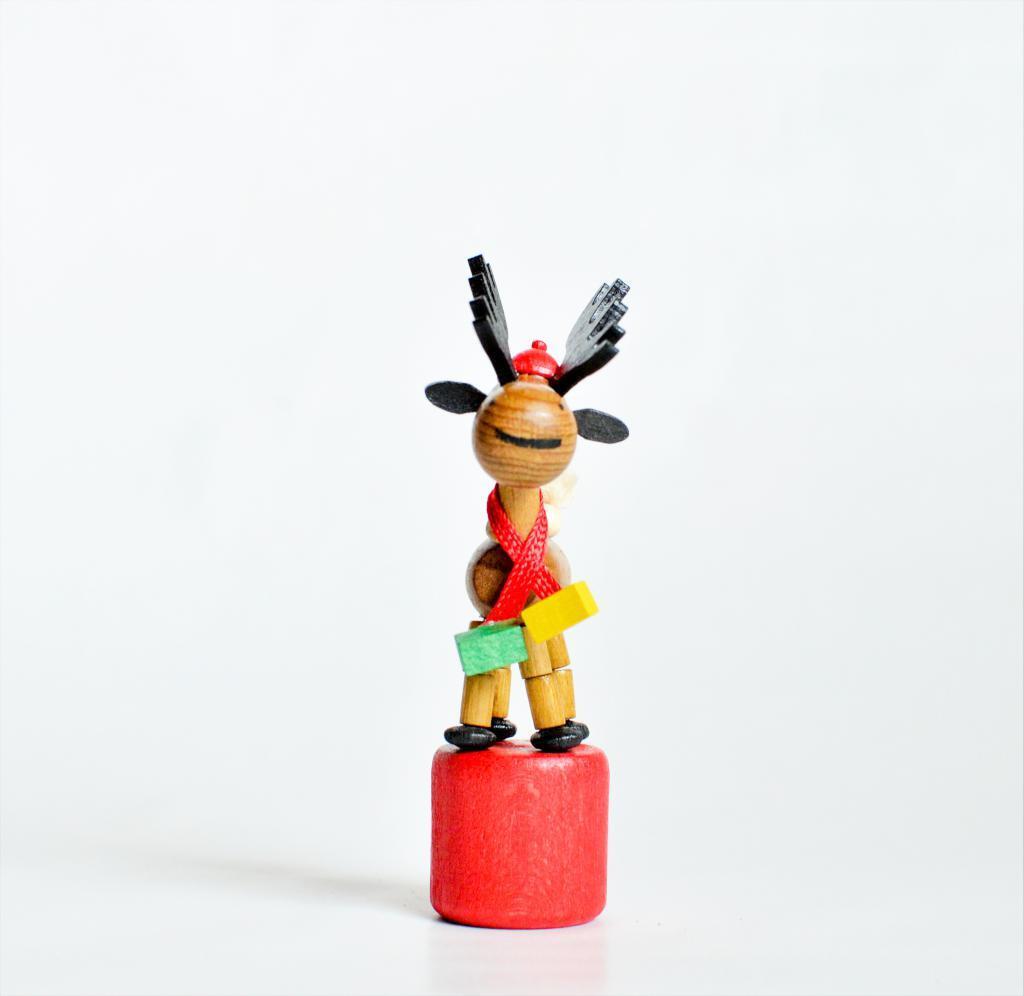Wackelfigur &ndash; Fr&ouml;hliches Holzspielzeug Weihnachtselch &ndash; H&ouml;he ca. 10,5 cm