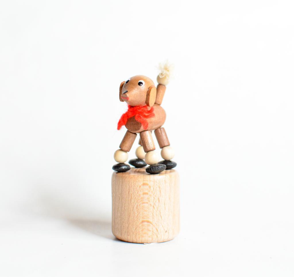 Holzspielzeug &ndash; liebevolle Wackelfigur Pudel (braun) &ndash; H ca. 7,5 cm