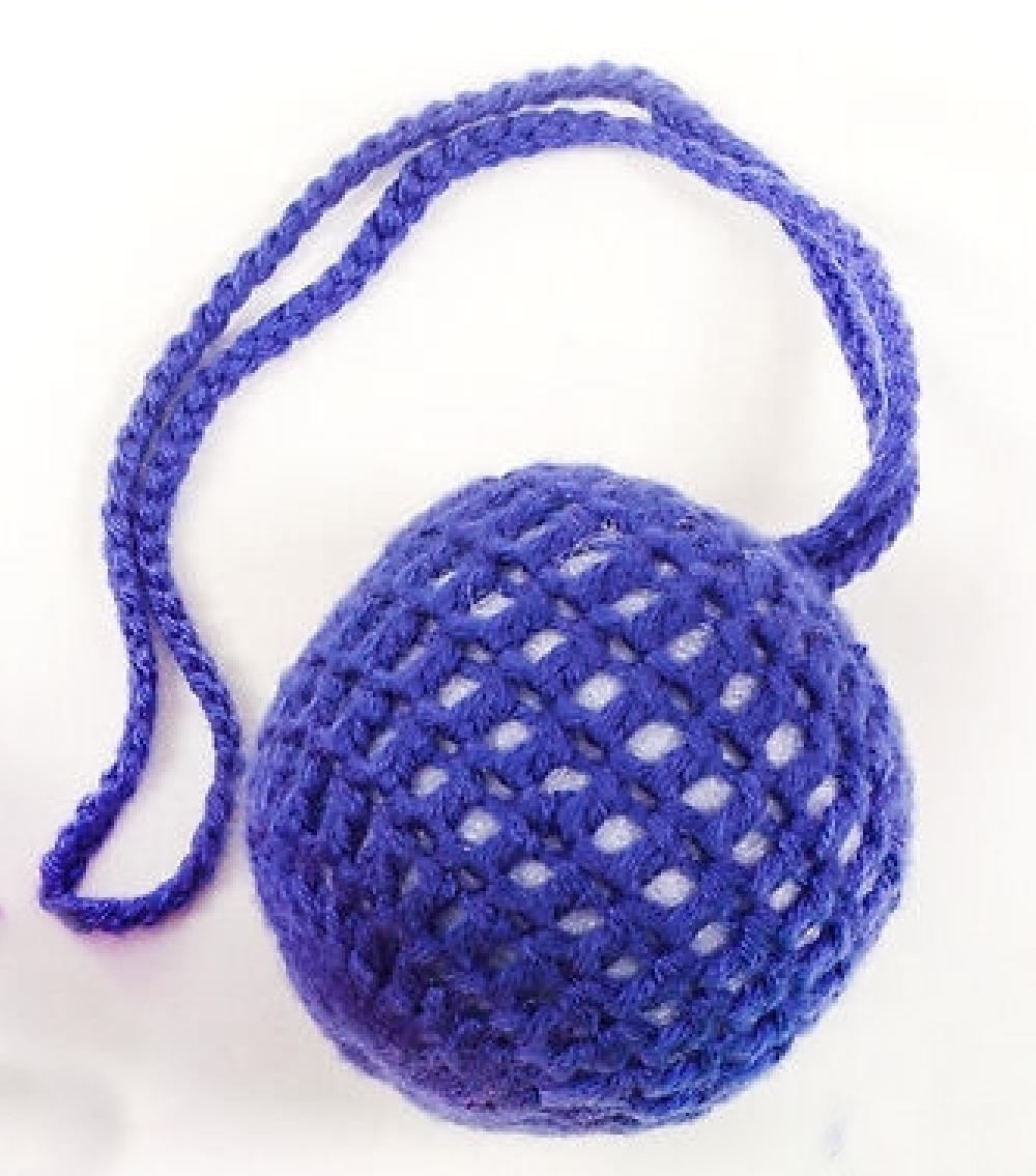 Babyspielzeug weiches Babybällchen mit Kordel in Blau von SINA Spielzeug GmbH, Ø 50 mm