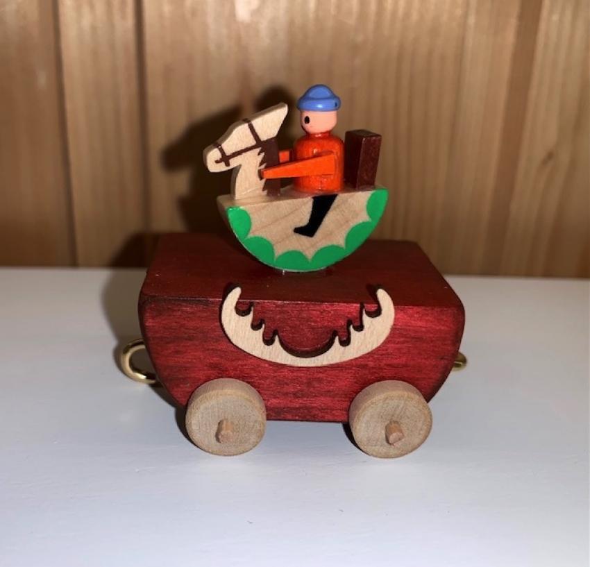 Miniaturzug &ndash; zauberhafter Elchexpress Waggon mit Reiterlein, naturfarben und detailreich bemalt &ndash; BxHxT = 8 x 5 x 4 cm