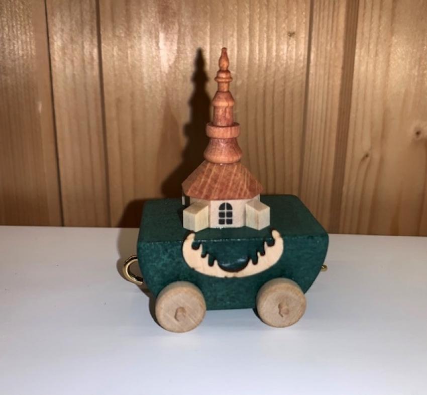 Elchexpress Waggon &ndash; detailreiche Seiffener Kirche auf nat&uuml;rlichem Holz, liebevoll handgefertigt &ndash; HxB = 8 x 10 cm