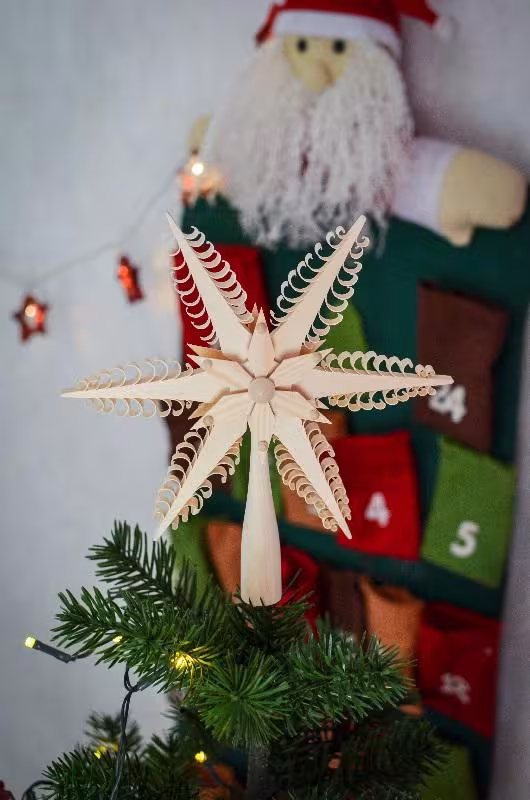 Christbaumschmuck Baumspitze aus Holz mit Spanbäumen und Kiefernstern-Applikationen von Martina