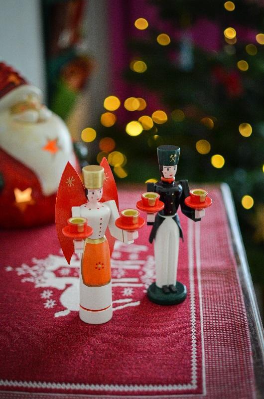 Weihnachtsfiguren &ndash; Engel mit blauen Fl&uuml;geln und traditioneller Bergmann in Uniform &ndash; BxHxT 6,5 x 14 x 5 cm