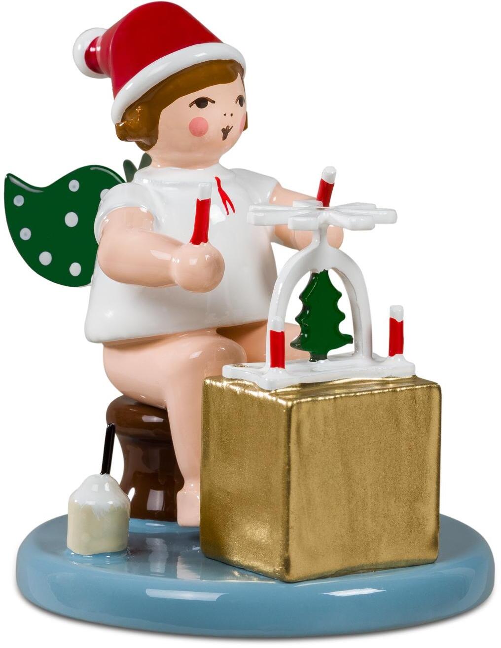 Weihnachtsengel sitzend mit Pyramide mit M&uuml;tze H&ouml;he ca. 6cm