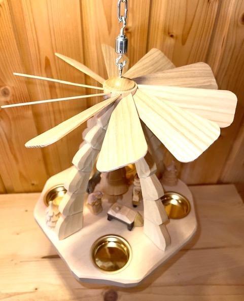 Deckenpyramide – detailreiche Geburtsszene mit farbigen Akzenten, naturbelassen – BxHxT = 20 x 20 x 