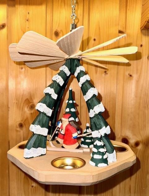 Deckenpyramide – farbenfroher Weihnachtsmann mit filigranen Flügeln und rot dominierendem Mantel –