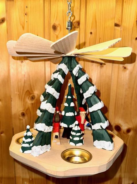 Deckenpyramide – farbenfroher Weihnachtsmann mit filigranen Flügeln und rot dominierendem Mantel –