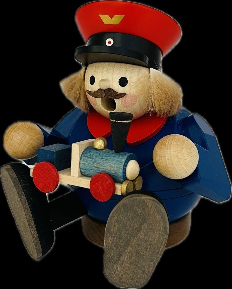 R&auml;uchermann &ndash; detailverliebter Modellbahnfreund mit bunter Uniform und kleiner Eisenbahn, sitzend &ndash; HxB = 13 x 7 cm