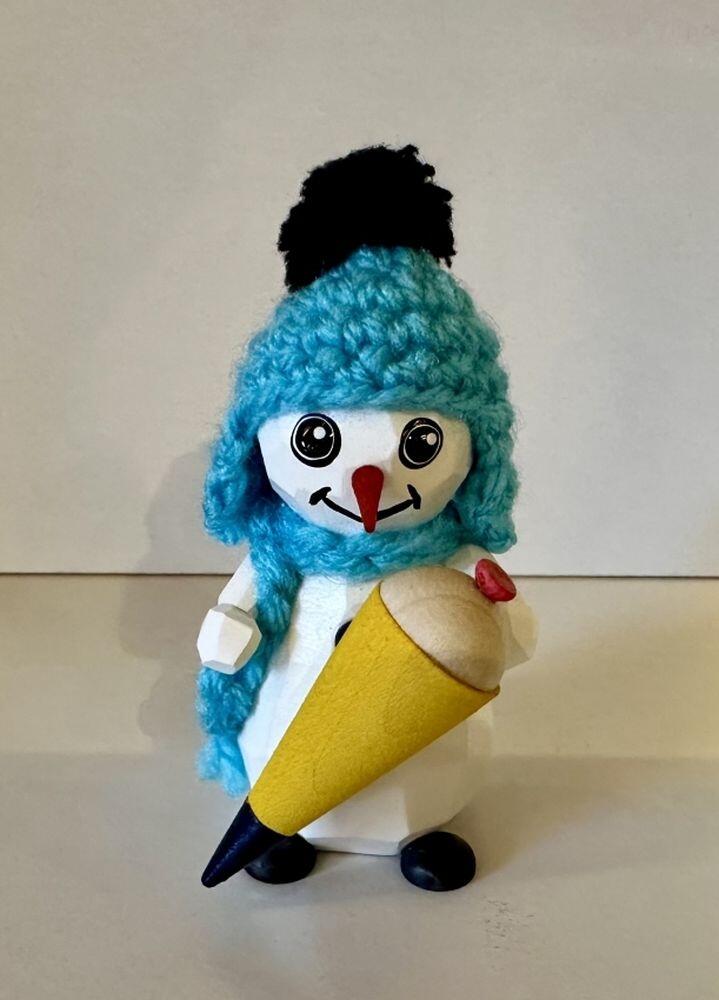 handgeschnitzter Schneemann Frosti Max mit blauer Wollm&uuml;tze und Zuckert&uuml;te &ndash; BxHxT 5 x 8 x 5 cm