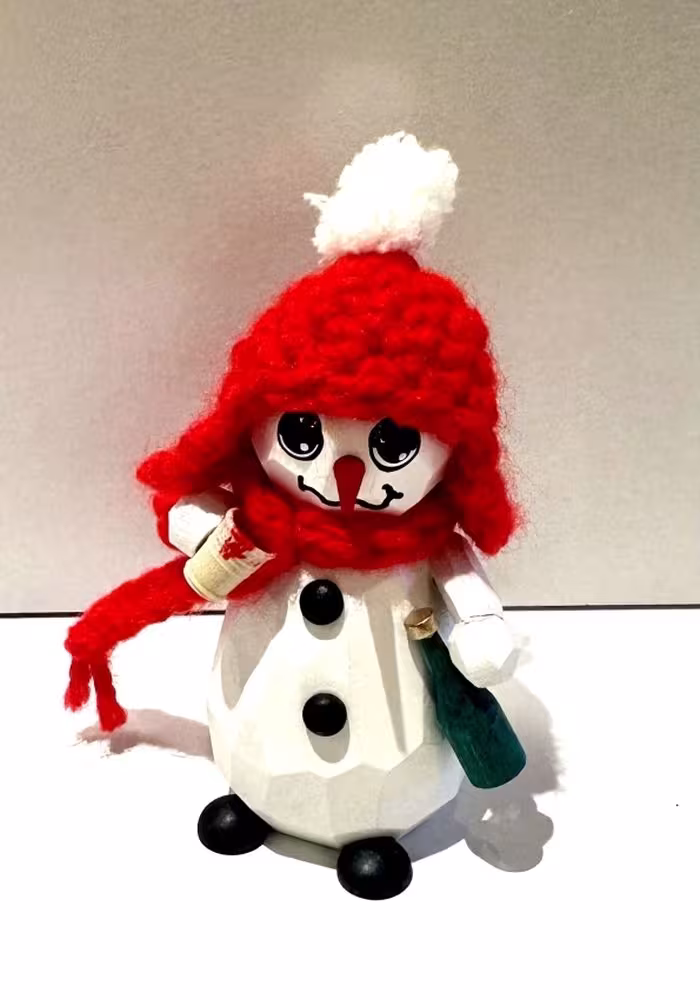 Schneemann Frosti Melanie mit roter Mütze, Schal und Glühweinbecher aus Holz von Schnitzstübl Nico