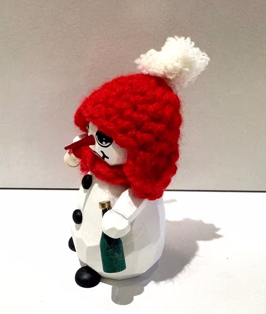 Schneemann Frosti Melanie mit roter Mütze, Schal und Glühweinbecher aus Holz von Schnitzstübl Nico