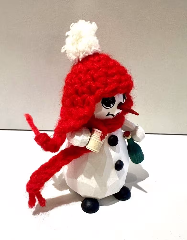 Schneemann Frosti Melanie mit roter Mütze, Schal und Glühweinbecher aus Holz von Schnitzstübl Nico