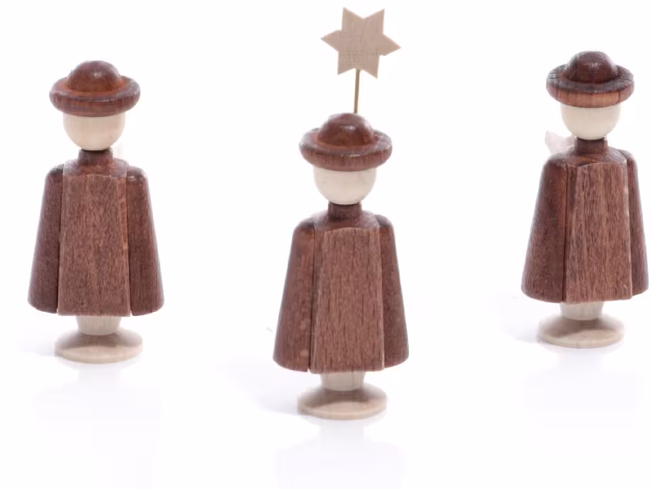 Drei naturfarbene Seiffener Kurrendefiguren aus Holz, mittig mit Sternstab, daneben Sänger mit Buch,