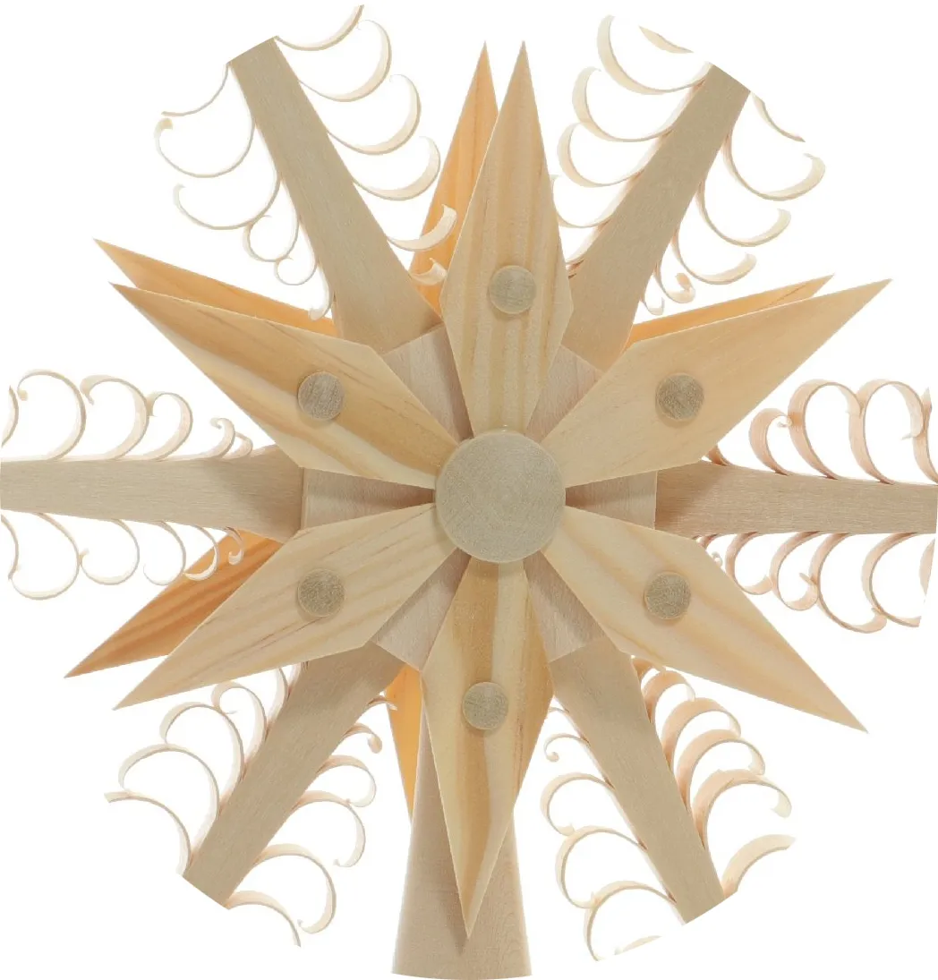 Detailansicht der filigranen Christbaumspitze aus Holz mit Spanbäumen und mittigem Kiefernstern von