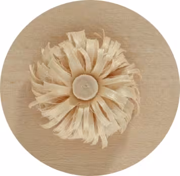 Detailansicht der mittigen Rosette eines naturfarbenen Spansterns mit fein gestochenen Holzspänen in