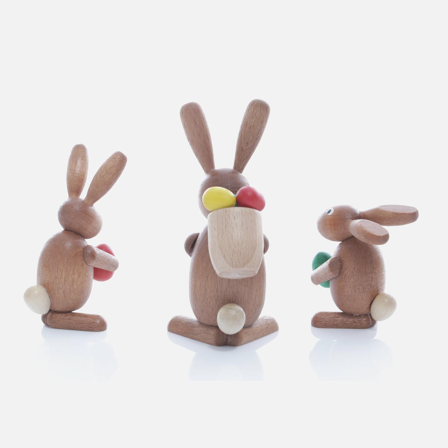 Osterfigur – liebevolle Osterhasen mit bunten Eiern, handbemalt und fröhlich, 3-teilig – BxHxT = 5,5 x 5-8 x 3,5 cm