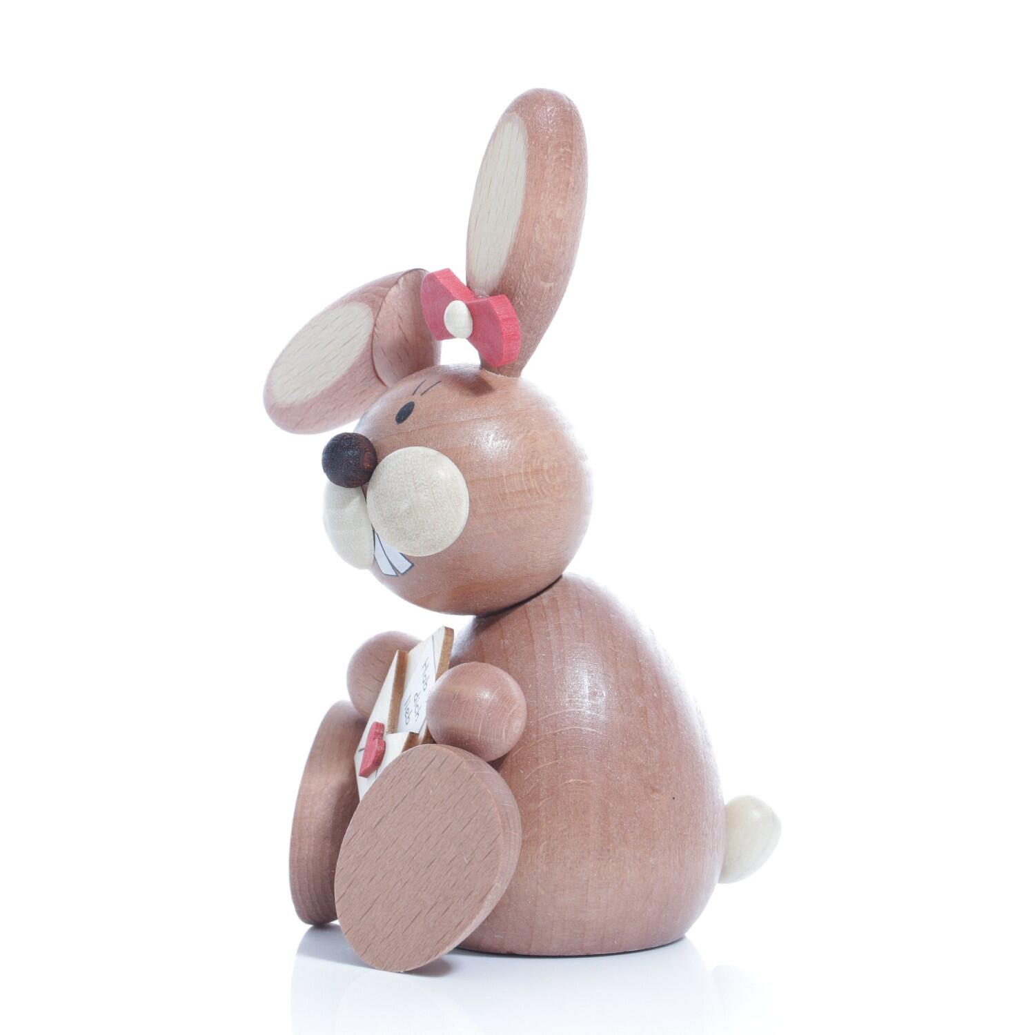 Osterhasen – Liebevoll gestaltete Osterhäsin sitzend mit Brief – BxHxT ca. 7x11x5 cm