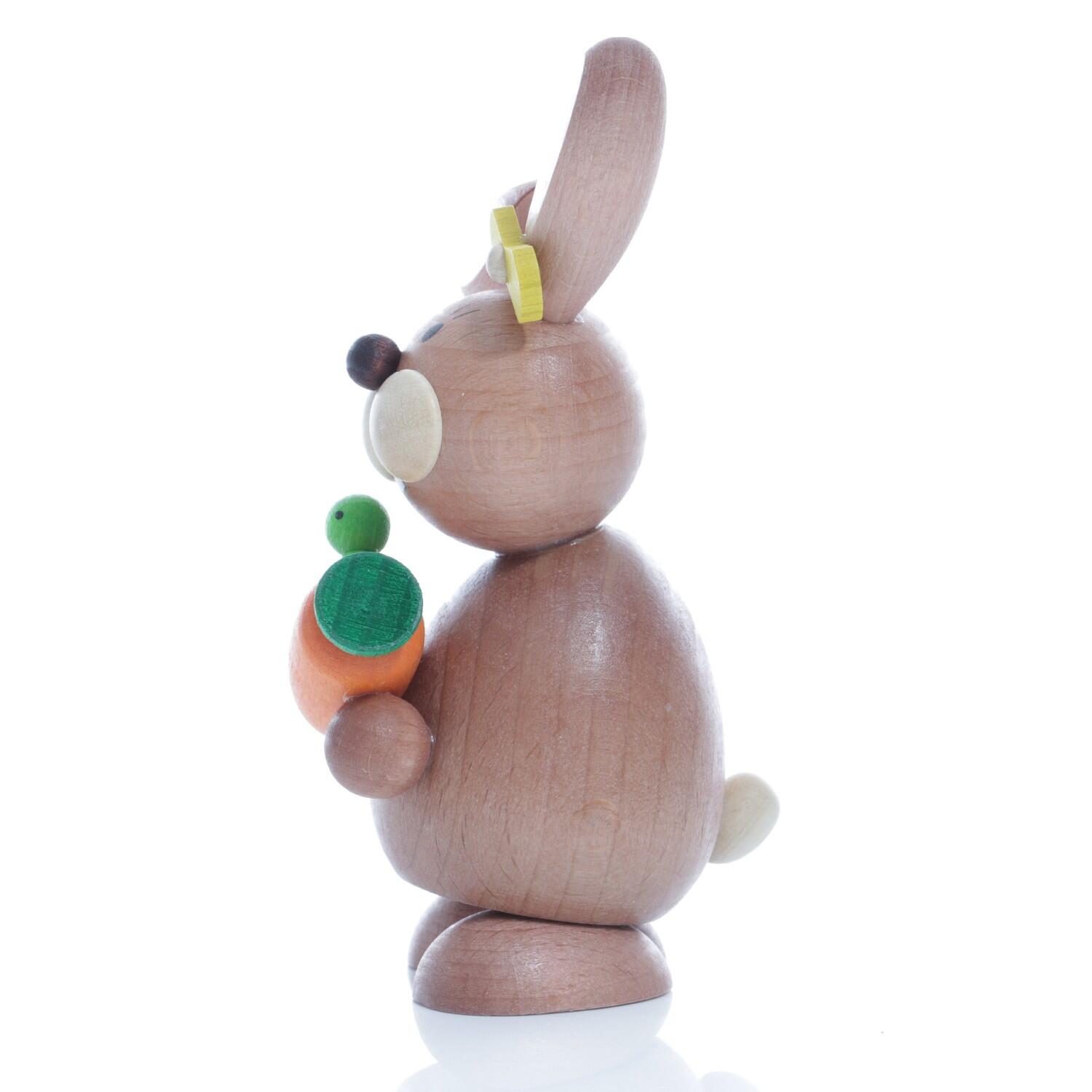 Osterhasen – Liebevoll gestaltete Osterhäsin mit Möhre & Raupe – BxHxT ca. 6x12x5 cm