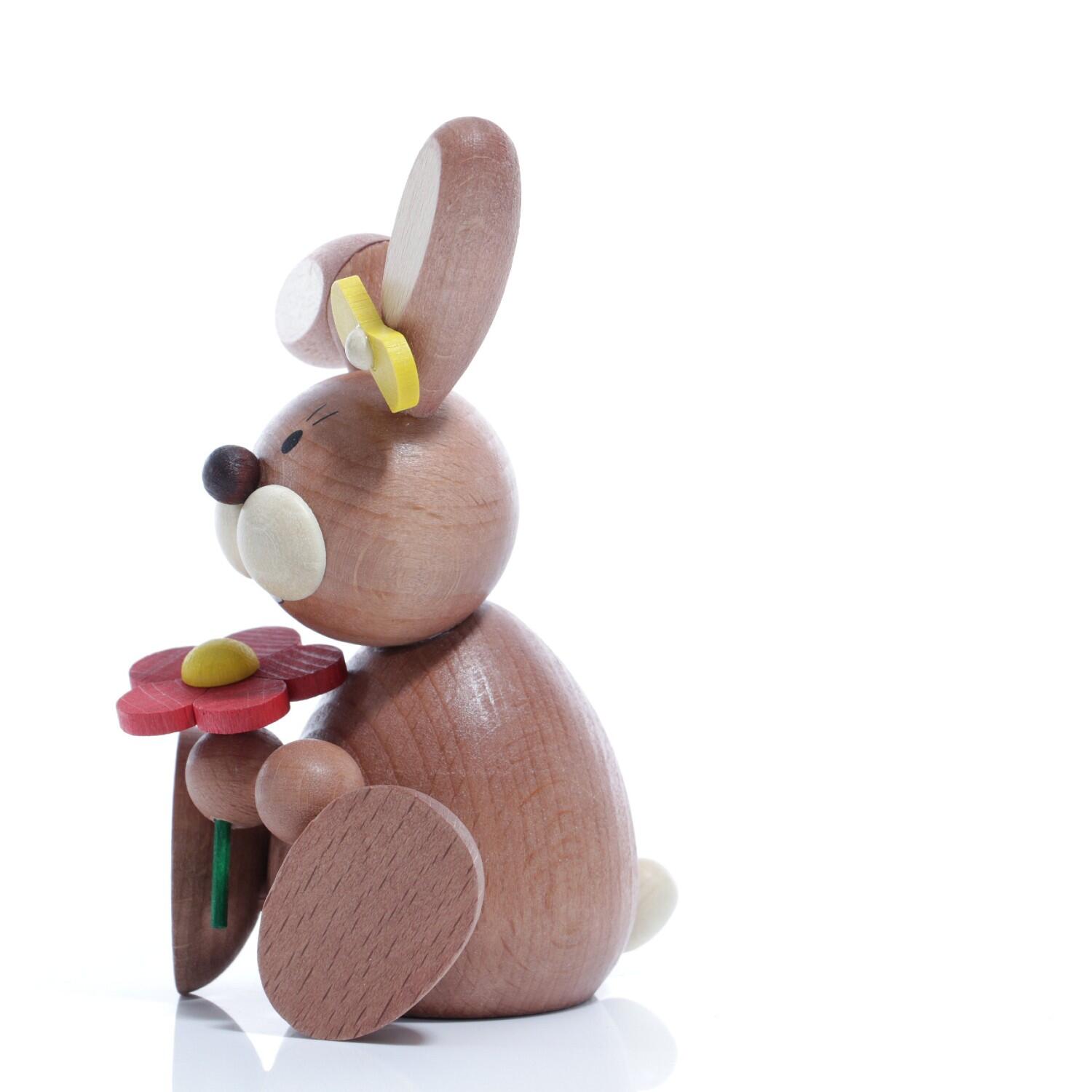 Osterhasen – Liebevoll gestaltete Osterhäsin sitzend mit roter Blume – BxHxT ca. 7,2x11x5 cm