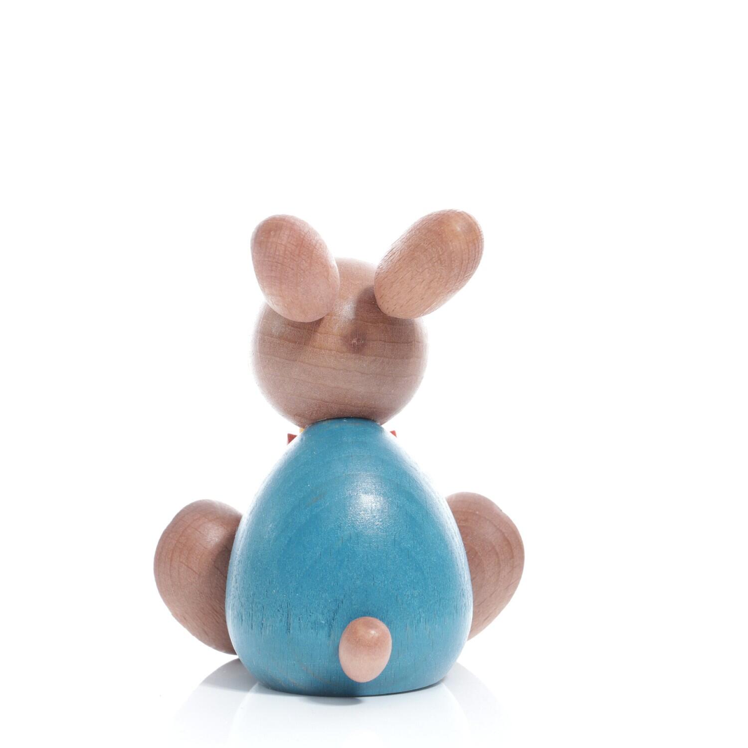 Rückansicht eines blau bemalten sitzenden Osterhasen mit Saxophon aus Holz von Kunsthandwerk Ullrich