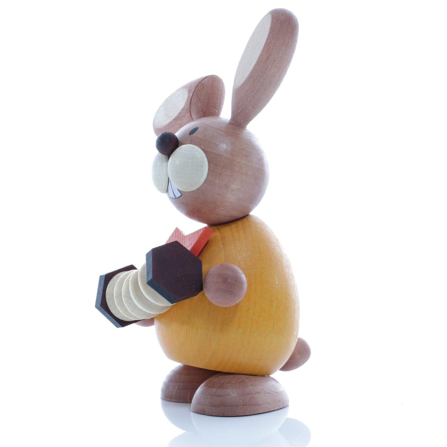 Osterfigur – detailreich bemalter, handgefertigter Osterhase mit Ziehharmonika in den Pfoten – HxB ca. 12x5,5 cm