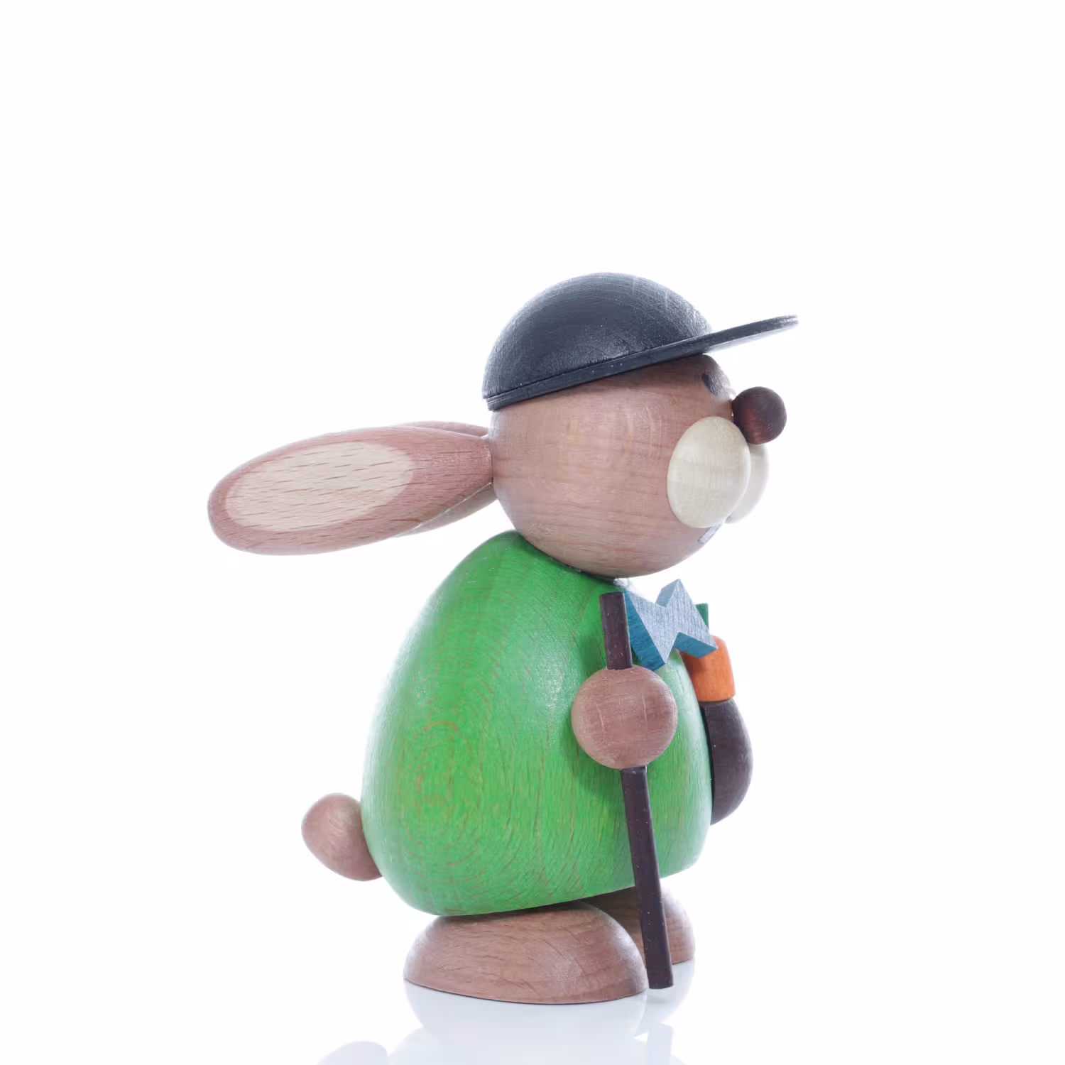 Osterhasen – Farbenfroher, handgefertigter Osterhase Wanderer mit Stock und Cappi – BxHxT ca. 5,5x9,5x4 cm - Seitliche Ansicht rechts des grünen ...