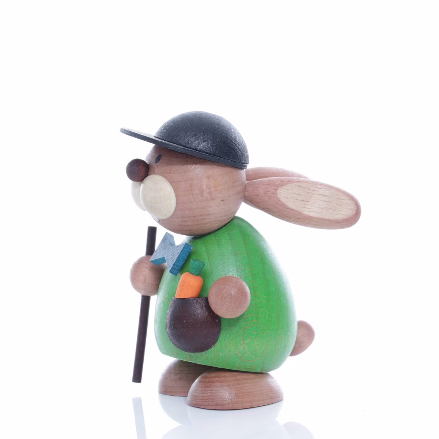 Osterhasen – Farbenfroher, handgefertigter Osterhase Wanderer mit Stock und Cappi – BxHxT ca. 5,5x9,5x4 cm - Seitliche Ansicht links des ...