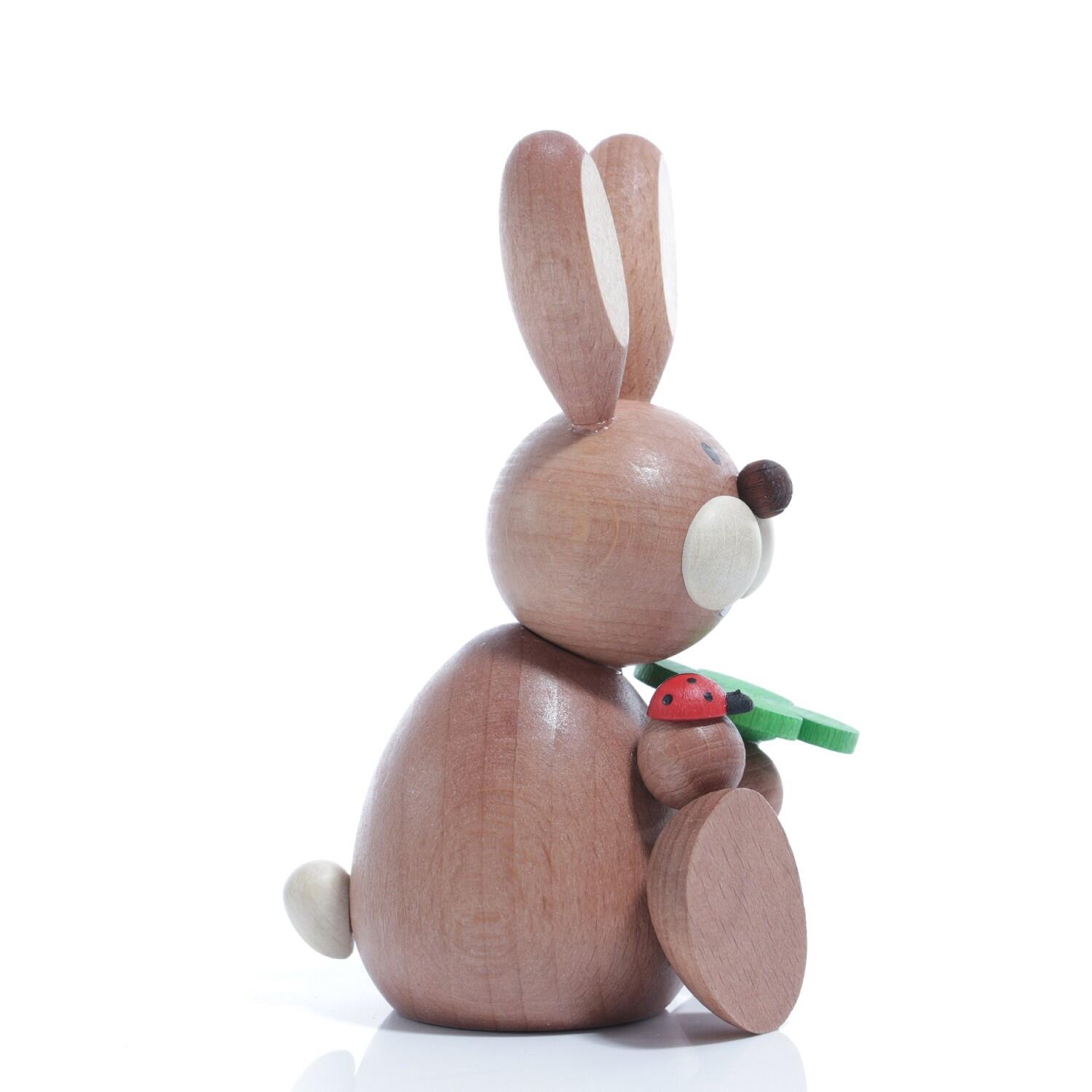Osterhasen – Charmanter Osterhase mit Marienkäfer und Kleeblatt – BxHxT ca. 7x11x5 cm