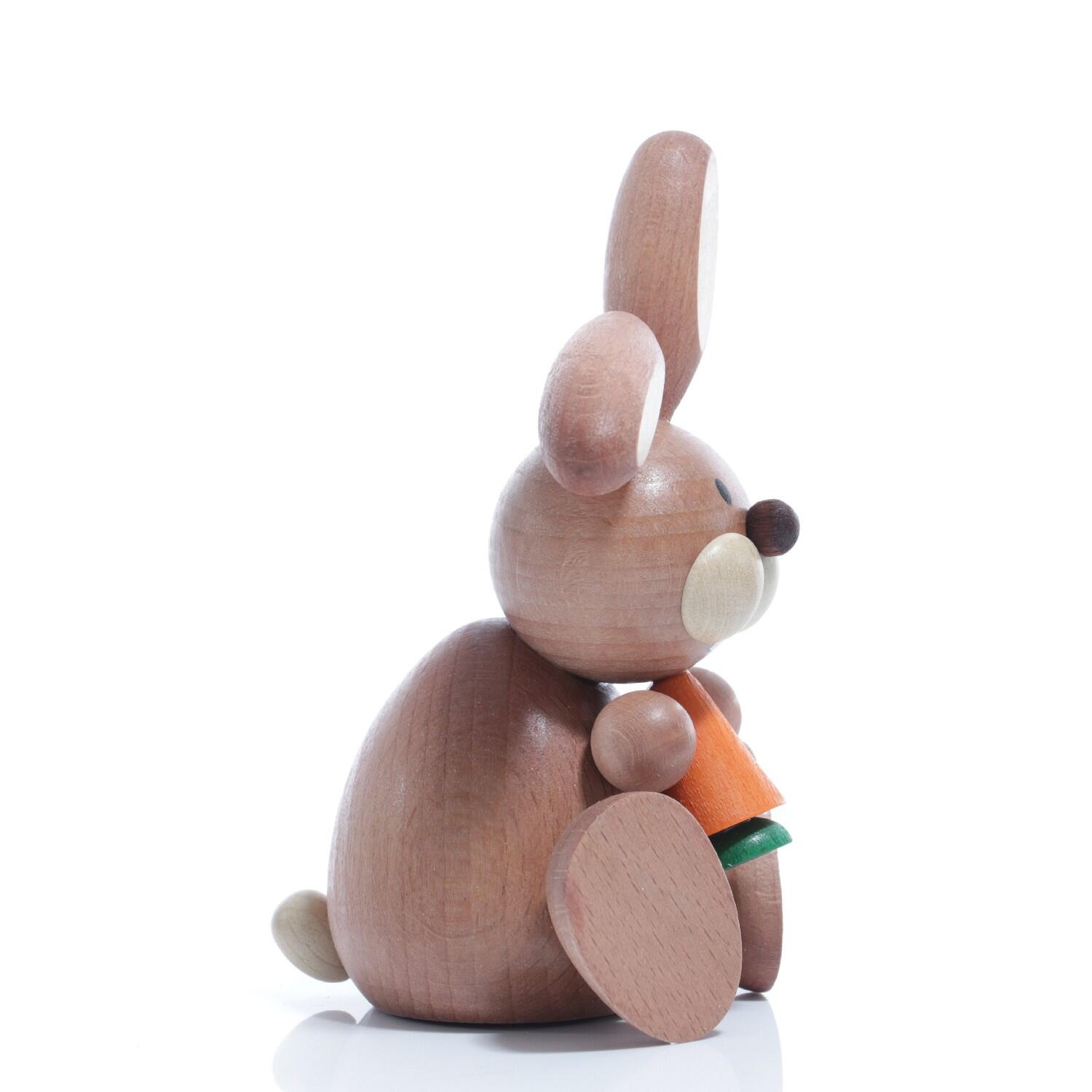 Osterfigur – liebevoll bemalter Osterhase mit Möhre und braunem Fell – HxB ca. 10,2x7,5 cm