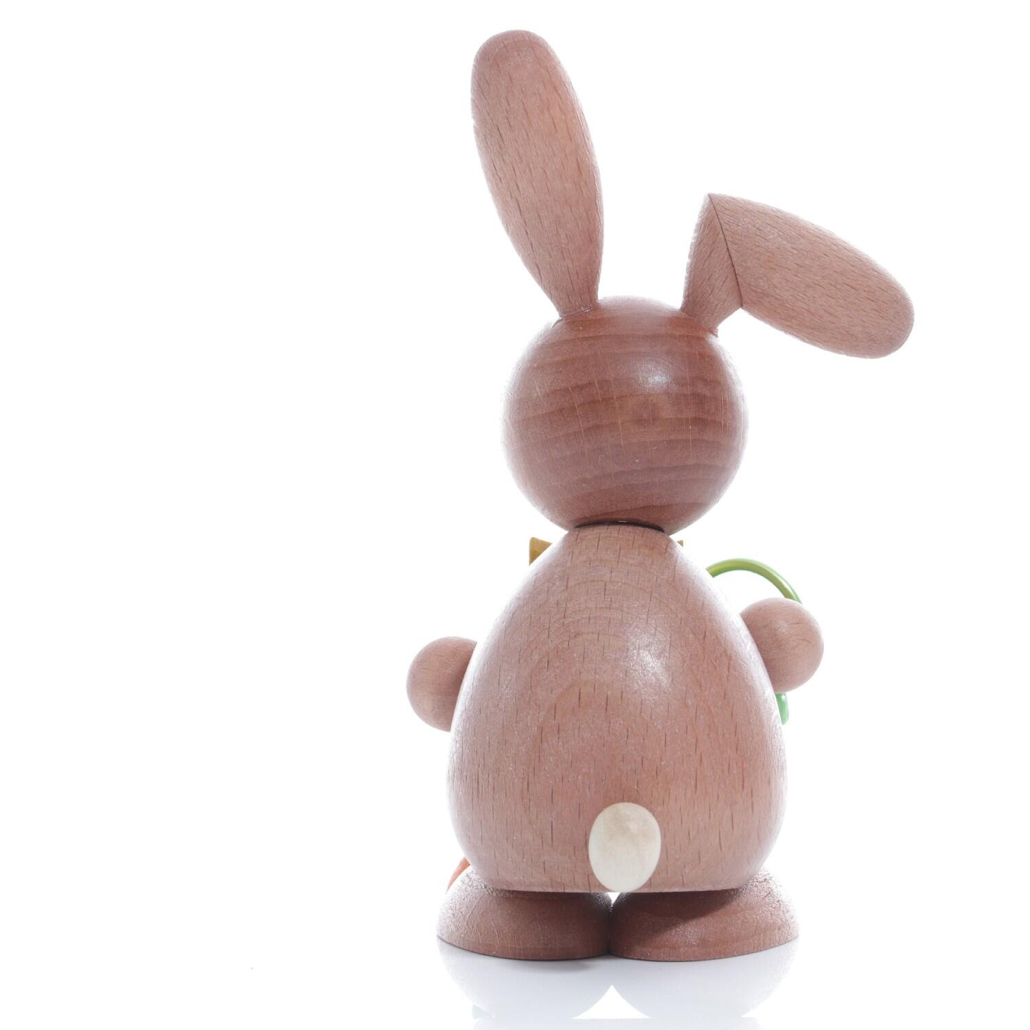 Rückansicht des detailreich bemalten Osterhasen mit abgeknicktem Ohr und Gießkanne von Kunsthandwerk