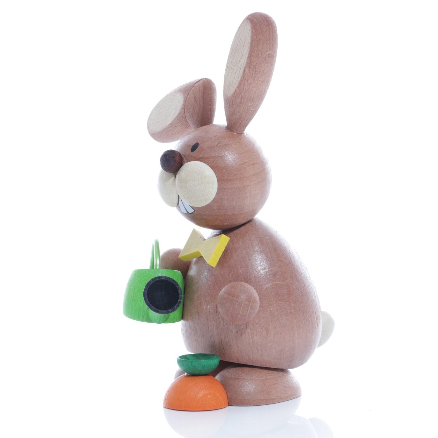 Osterfigur – Detailreich bemalter stehender Hase mit Gießkanne und Möhre – HxB ca. 12x5 cm