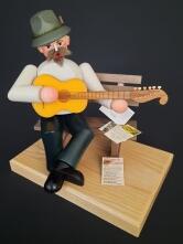 Holzfigur Anton Günther aus dem Erzgebirge auf Bank sitzend mit Gitarre und Hut, detailreiche