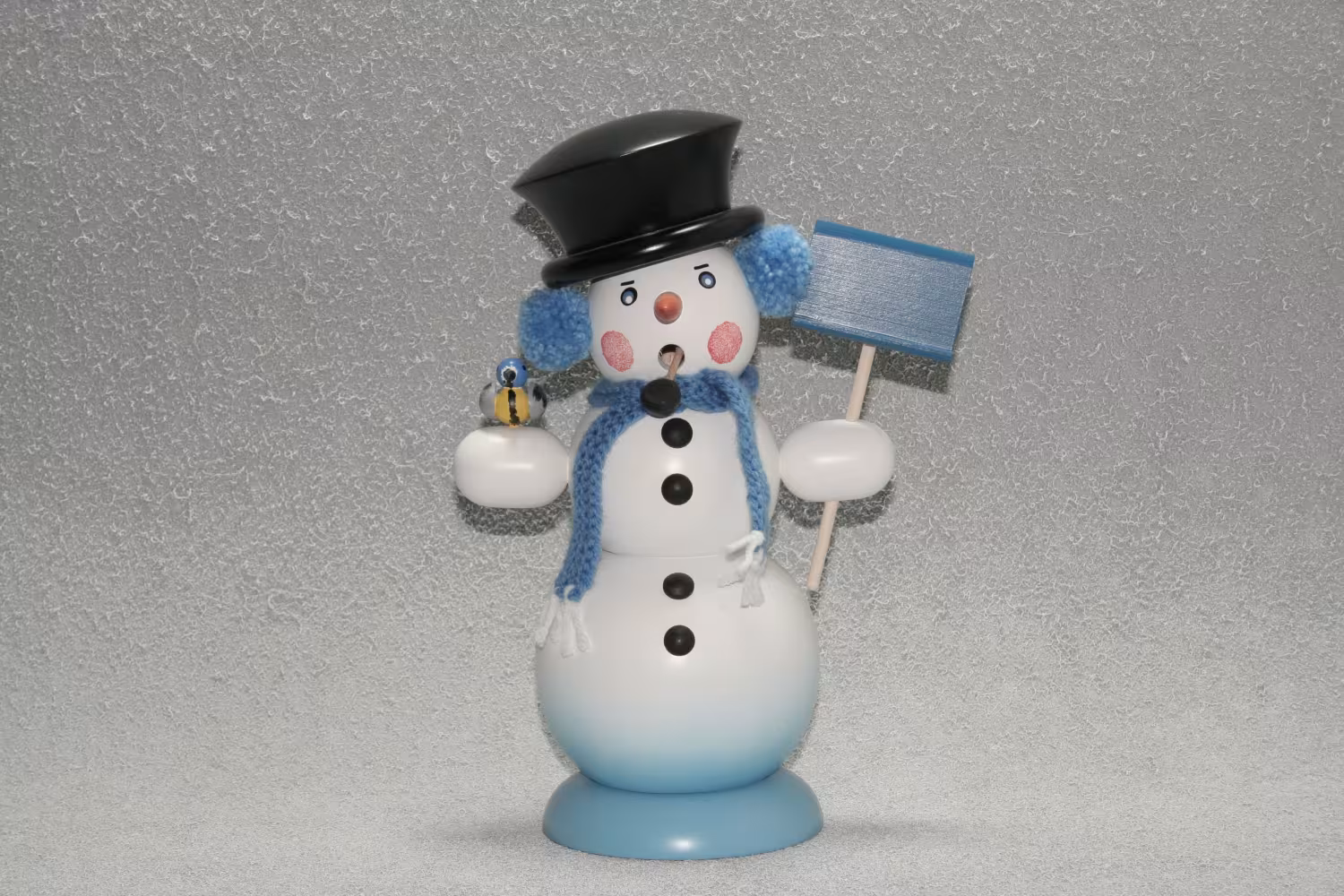 Räuchermann – fröhlicher Schneemann mit schwarzem Zylinder und blauer Schneeschippe, handgefertigte
