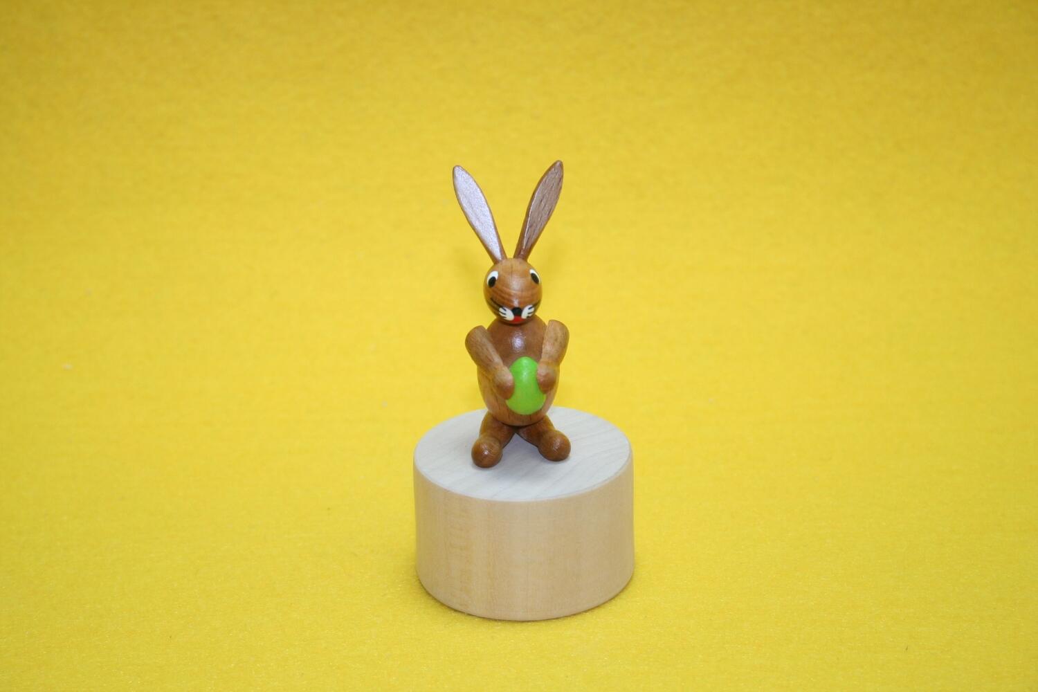 Osterhase &ndash; niedlicher mit gr&uuml;nem Ei &ndash; BxHxT 3 x 6,5 x 3 cm