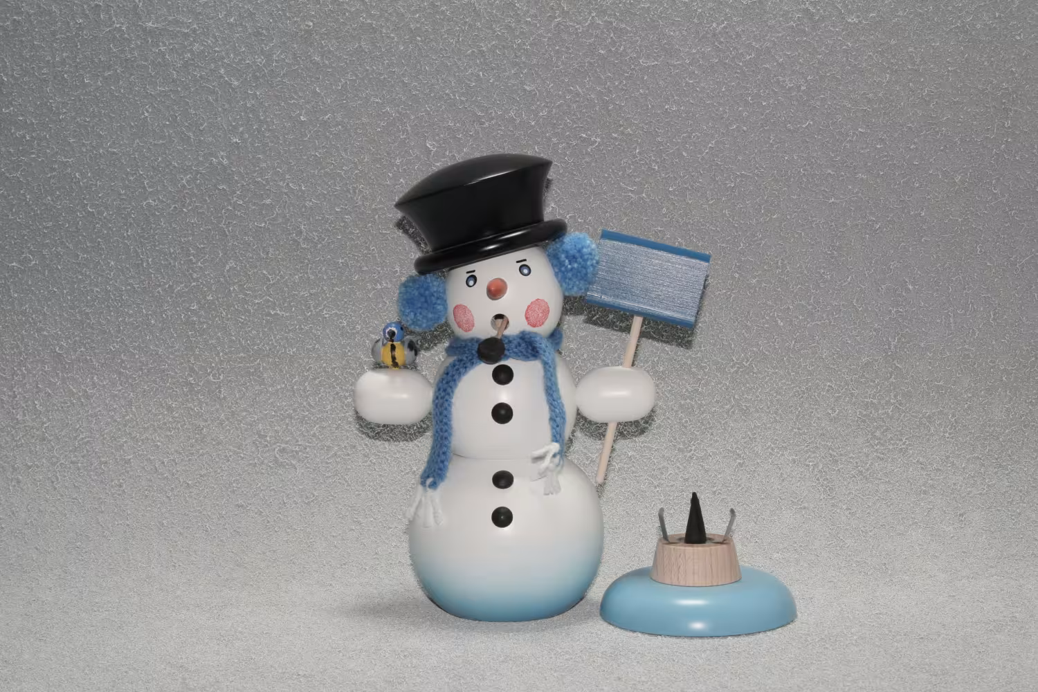 Räuchermann Schneemann mit schwarzem Zylinder und blauer Schneeschippe, Holzfigur mit Räucherbasis