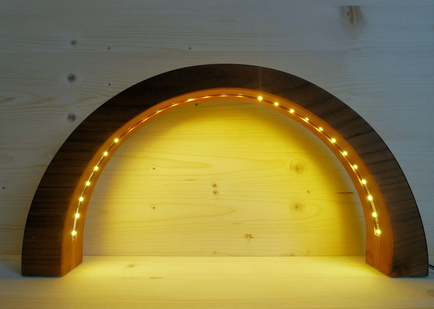 Schwibbogen aus edlem Kirschholz mit warmen LED-Lichtern im Bogen von Schnitzstübl Nico Kaden, 30 cm