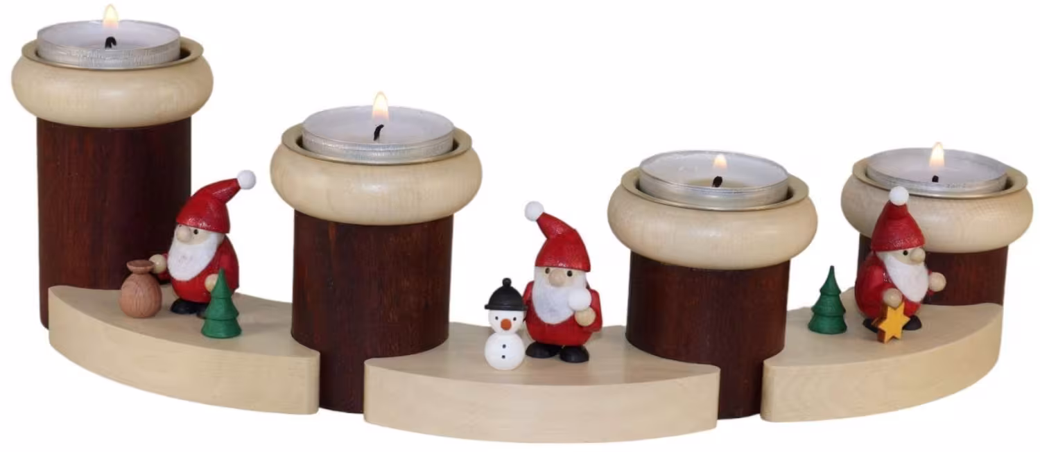 Adventsleuchter aus Holz mit detailreichen Weihnachtsmännern, bunten Sockeln und Teelichtern in