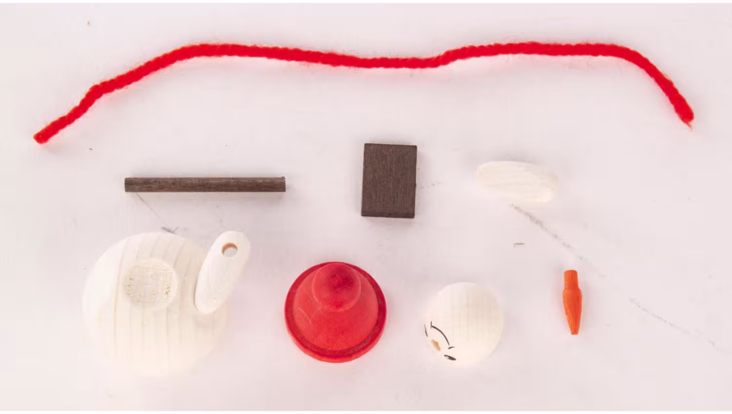 Einzelteile des Bastelsatz Schneemann mit rotem Schneeschieber von Dregeno, Holzteile, Kopf,