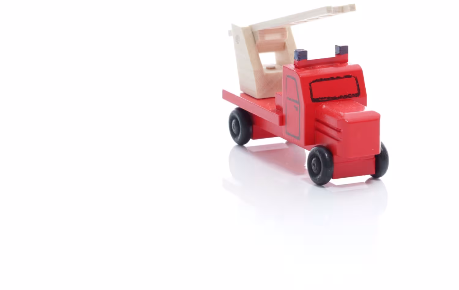 Miniaturfahrzeug Feuerwehr mit Drehleiter aus Holz in roter Lackierung, frontale Ansicht des kleinen