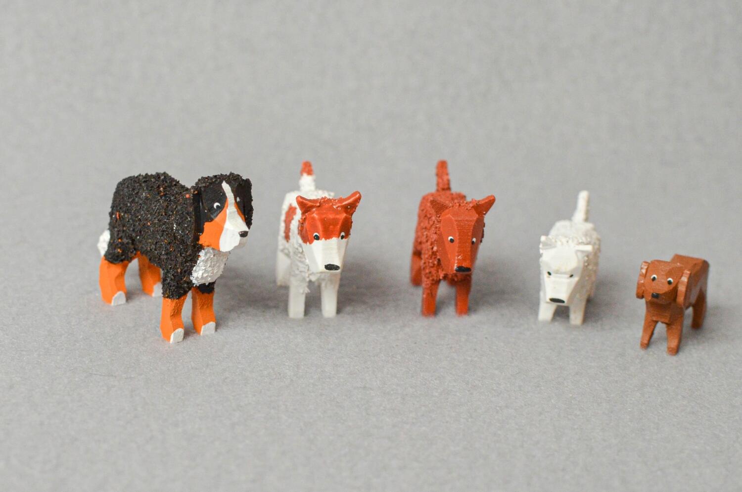 Holzspielzeug – bunte Hundegruppe aus Fichte, detailreich und handbemalt – HxT = 2 x 1 cm