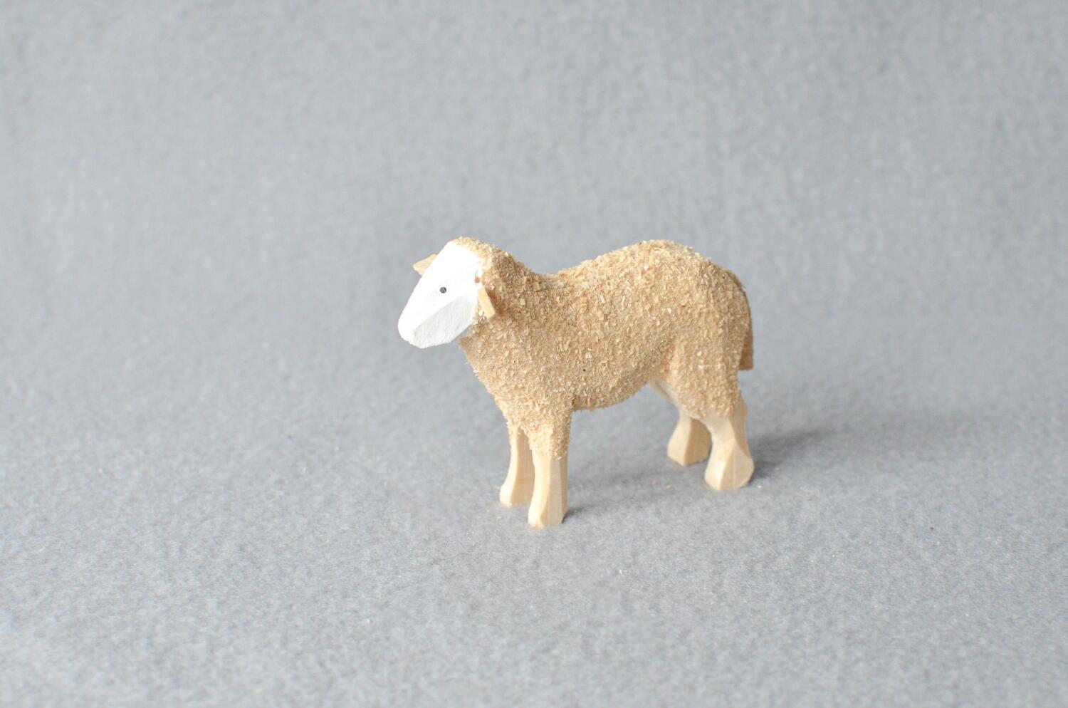 Reifentier – detailreiches Schaf aus naturbelassenem Holz, handgefertigt – BxHxT = 3,5 x 3,5 x 1 cm