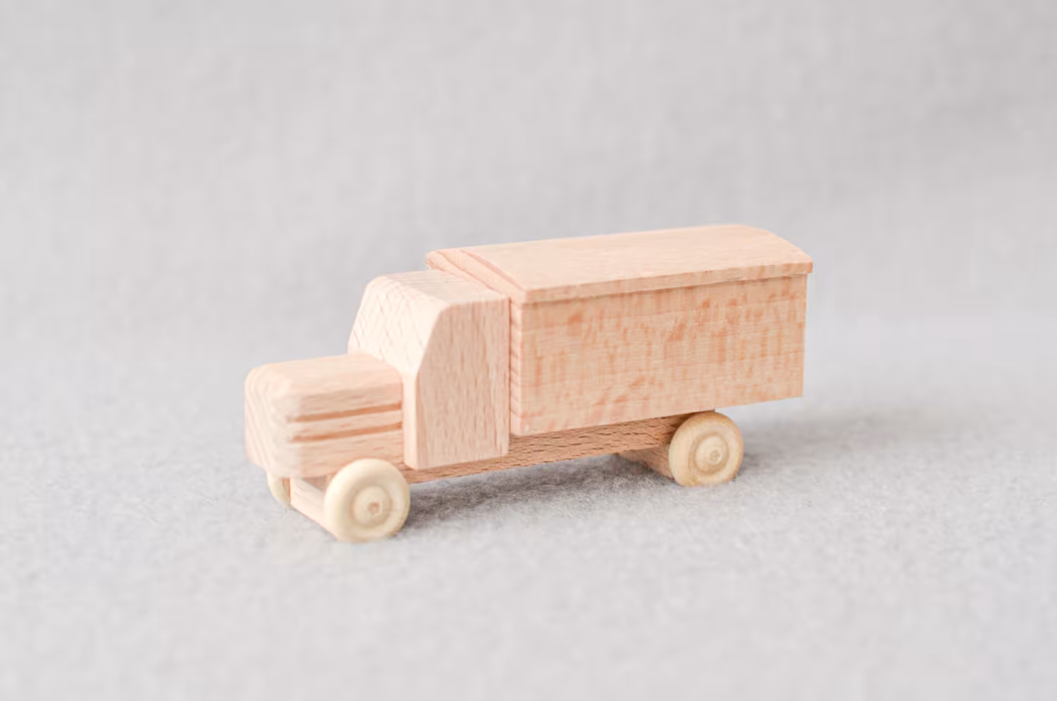 Holzspielzeug Lastenauto mit Kastenaufbau natur von Traditionelles Holzspielzeug Robbi Weber, ca 7,5
