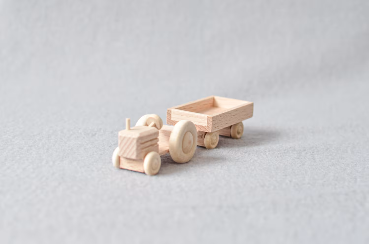 Holzspielzeug Miniatur-Traktor mit Anhänger naturbelassen von Traditionelles Holzspielzeug Robbi