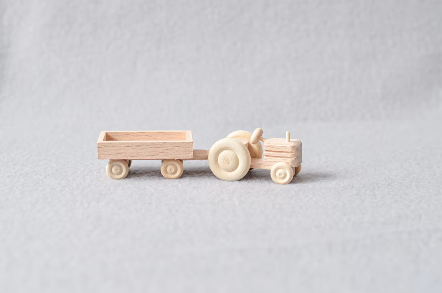Holzspielzeug Miniatur-Traktor mit Anhänger naturbelassen von Traditionelles Holzspielzeug Robbi