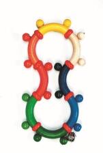 Babyspielzeug &ndash; Holzrassel Holz-Acht mit Gl&ouml;ckchen farbig &ndash; BxHxT 9 x 1,5 x 18 cm